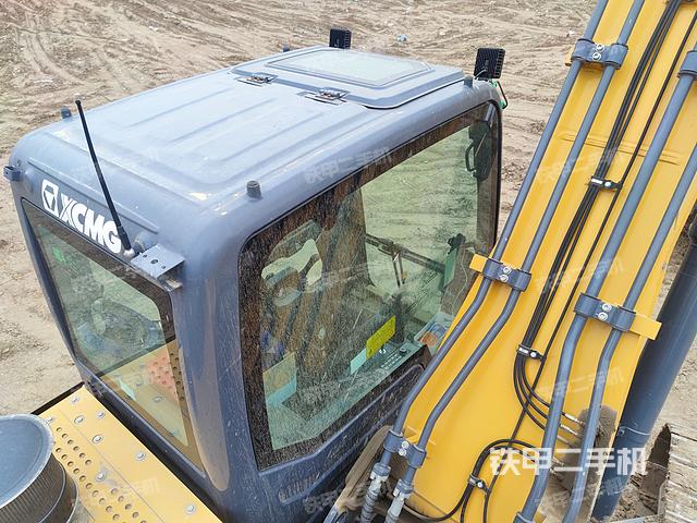 駕駛室頂部(整機(jī)外觀) 駕駛室頂部(整機(jī)外觀)