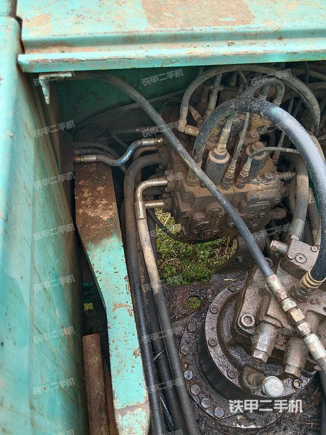 回转马达和主控阀（整机外观）