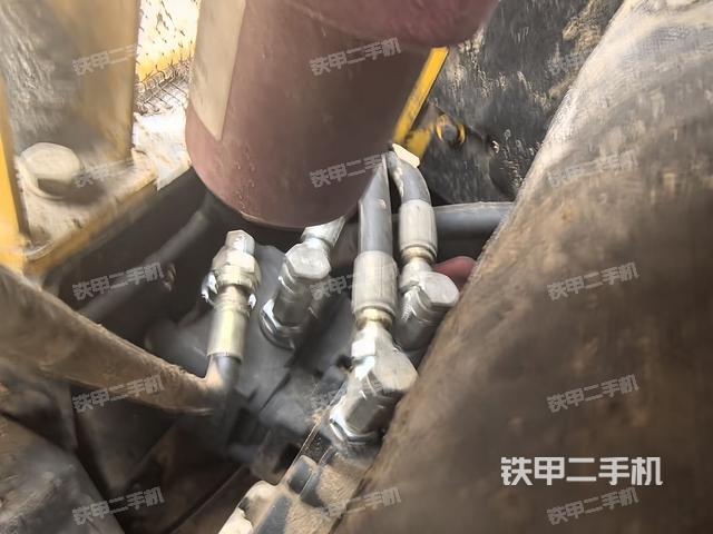 液壓泵艙室正面整體（整機外觀）