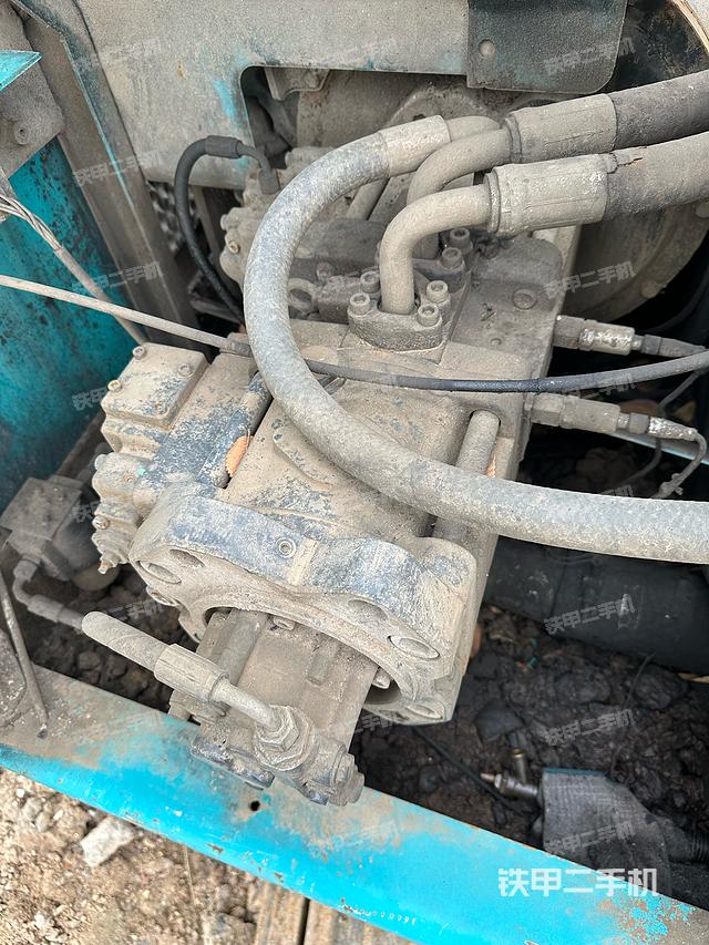 液压泵舱室正面整体（整机外观）