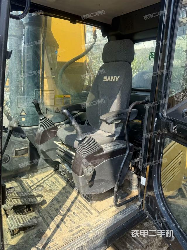 駕駛室整體（整機外觀）