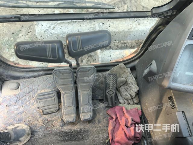 行走控制手柄和踏板?俯拍(駕駛室部分) 行走控制手柄和踏板?俯拍(駕駛室部分)