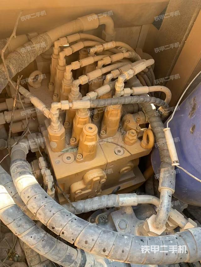 回轉(zhuǎn)馬達(dá)和主控閥（整機(jī)外觀）