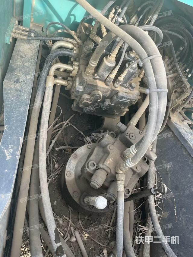 回轉(zhuǎn)馬達(dá)和主控閥（整機(jī)外觀）