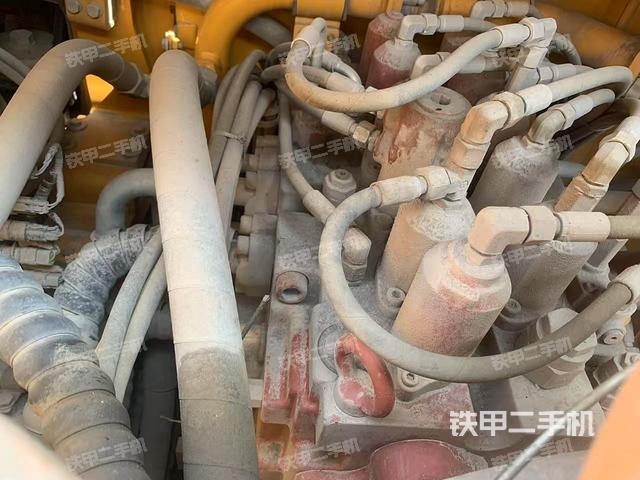 回轉(zhuǎn)馬達(dá)和主控閥（整機(jī)外觀(guān)）