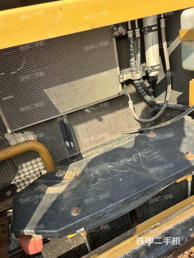 散熱器正面(大件艙室) 散熱器正面(大件艙室)