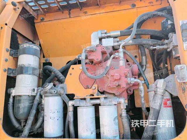 液壓泵艙室正面整體(整機(jī)外觀) 液壓泵艙室正面整體(整機(jī)外觀)
