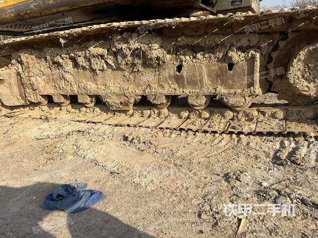 單側(cè)履帶整體(整機(jī)外觀) 單側(cè)履帶整體(整機(jī)外觀)