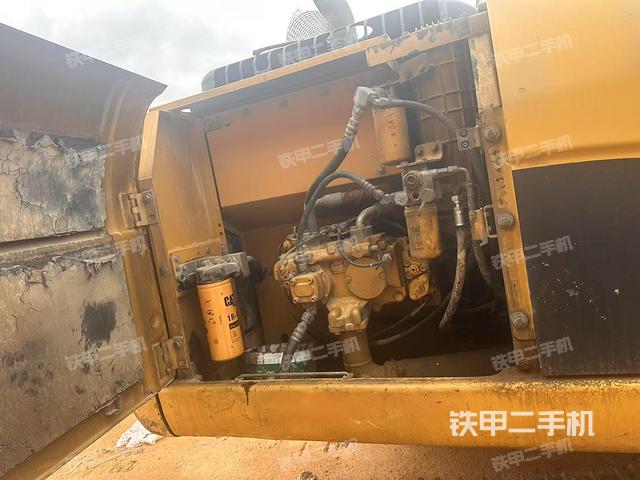 液壓泵艙室正面整體(整機外觀) 液壓泵艙室正面整體(整機外觀)