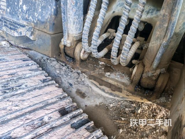 鏟斗右后整體(工作和回轉(zhuǎn)裝置) 鏟斗右后整體(工作和回轉(zhuǎn)裝置)