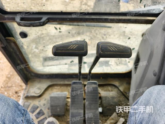 行走控制手柄和踏板?俯拍（駕駛室部分）