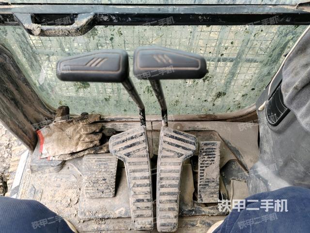行走控制手柄和踏板?俯拍(駕駛室部分) 行走控制手柄和踏板?俯拍(駕駛室部分)