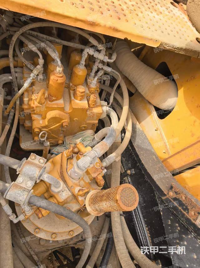 回轉馬達和主控閥(整機外觀) 回轉馬達和主控閥(整機外觀)