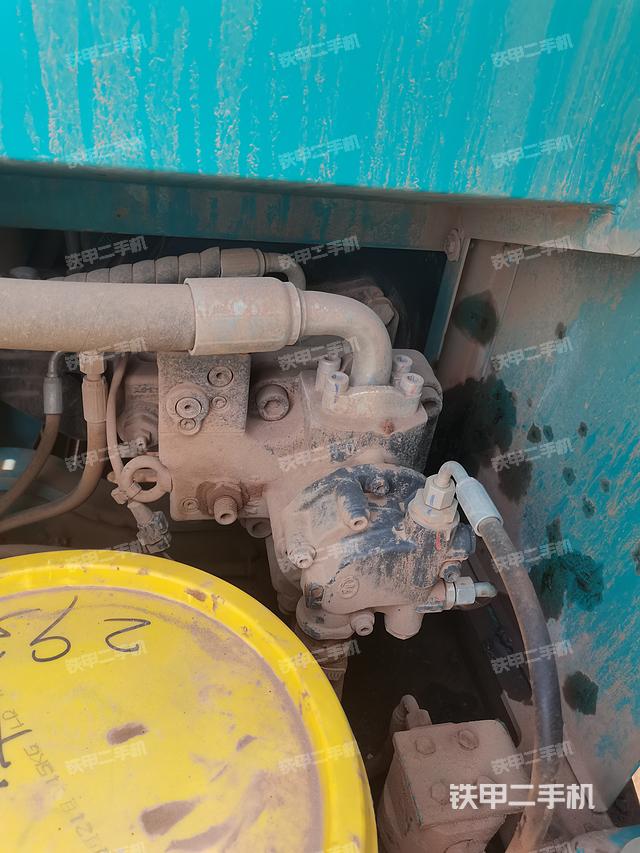 液壓泵艙室正面整體（整機外觀）