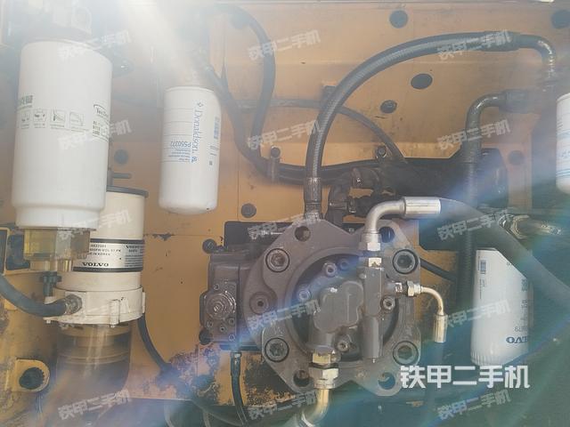 液压泵舱室正面整体（整机外观）