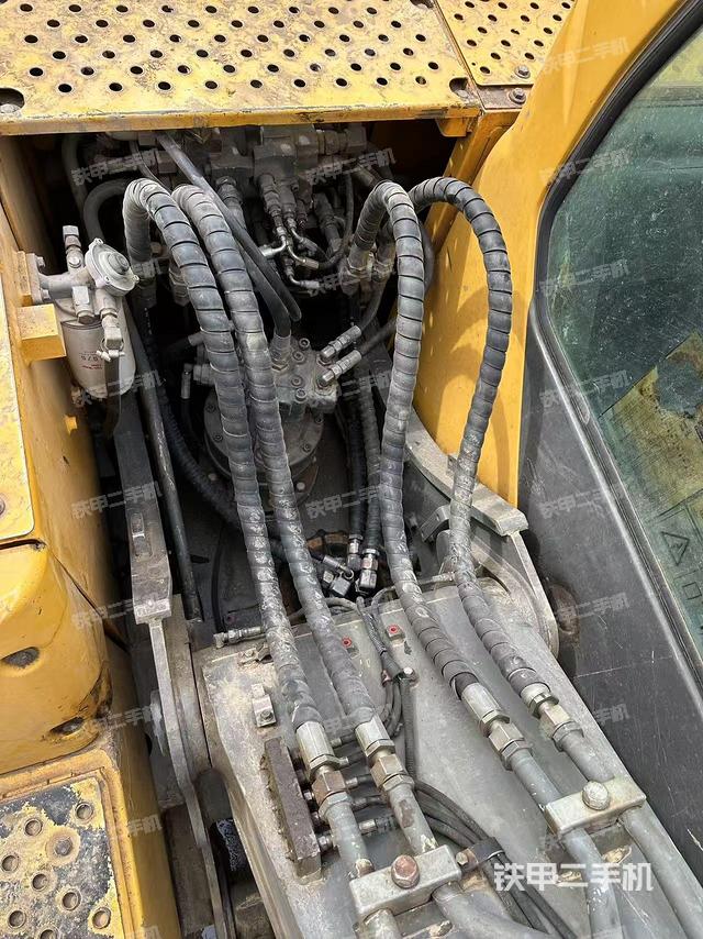 回轉(zhuǎn)馬達(dá)和主控閥（整機(jī)外觀）