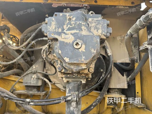 液壓泵艙室正面整體(整機(jī)外觀) 液壓泵艙室正面整體(整機(jī)外觀)