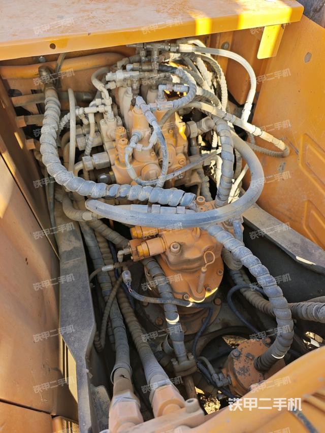 回轉(zhuǎn)馬達和主控閥(整機外觀) 回轉(zhuǎn)馬達和主控閥(整機外觀)