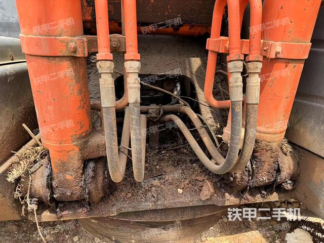 回轉(zhuǎn)馬達和主控閥(整機外觀) 回轉(zhuǎn)馬達和主控閥(整機外觀)