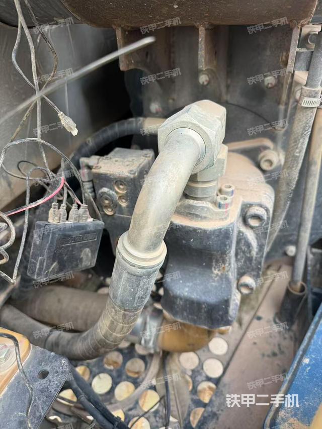 液压泵舱室正面整体（整机外观）