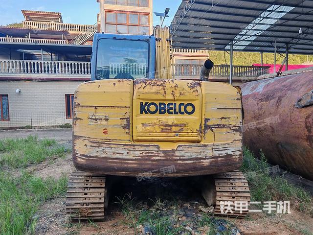 駕駛室整體(整機(jī)外觀) 駕駛室整體(整機(jī)外觀)