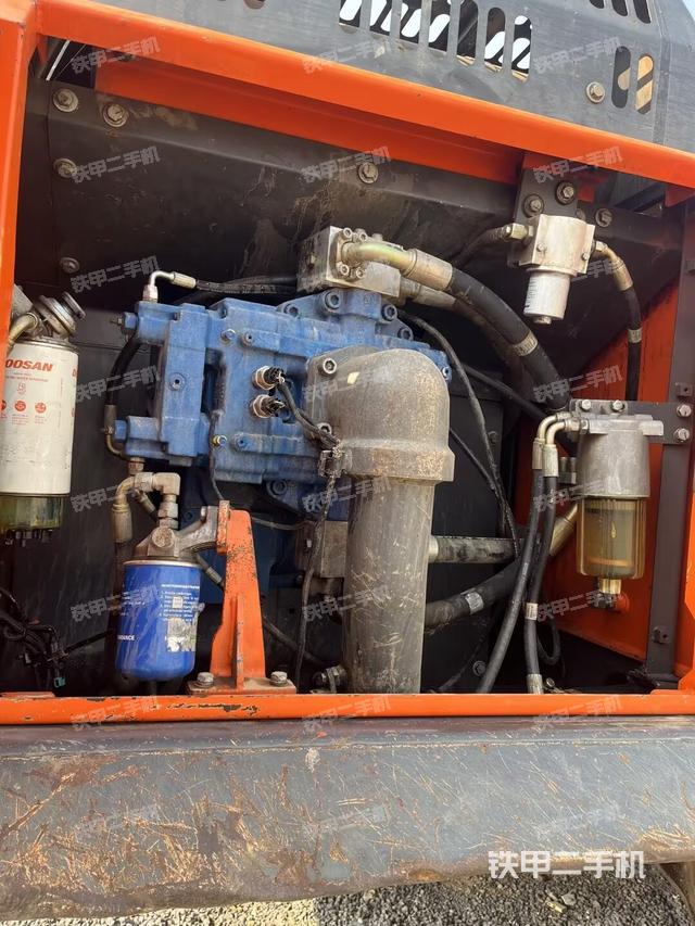 液壓泵艙室正面整體（整機外觀）