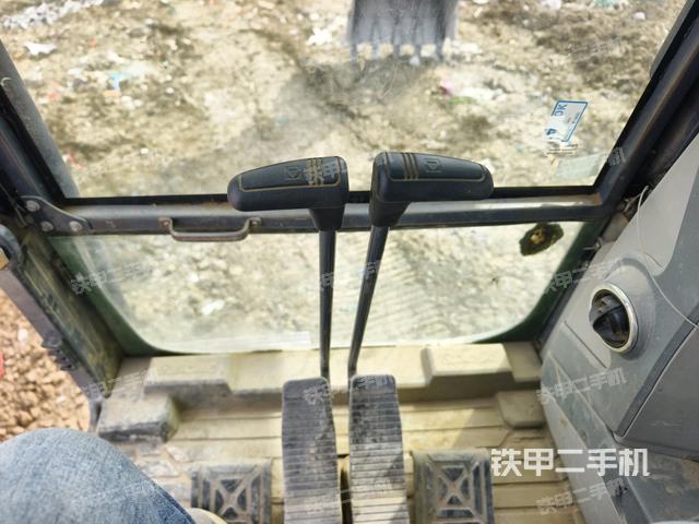 行走控制手柄和踏板?俯拍（駕駛室部分）