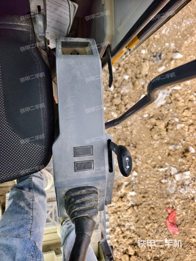 座椅左側控制臺/音響/含左手柄（駕駛室部分）