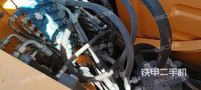 回轉(zhuǎn)馬達(dá)和主控閥（整機(jī)外觀）