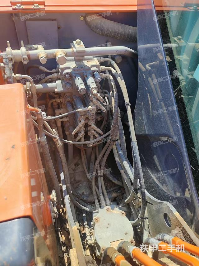 回轉(zhuǎn)馬達和主控閥（整機外觀）