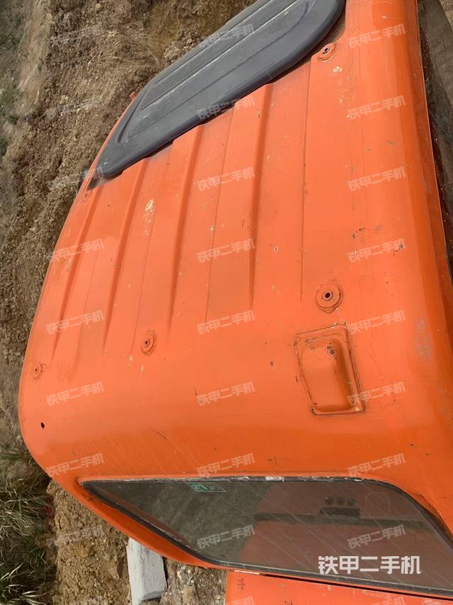 駕駛室頂部(整機(jī)外觀) 駕駛室頂部(整機(jī)外觀)