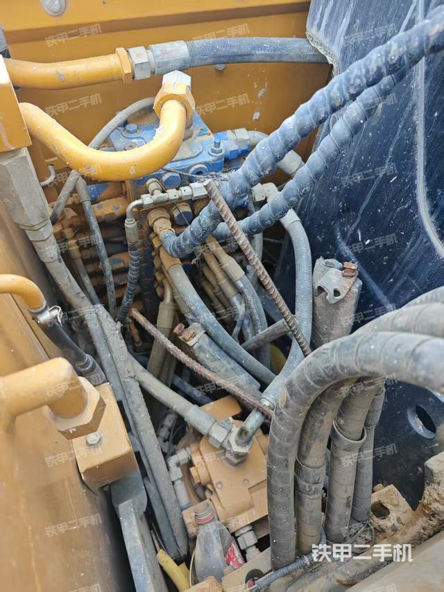 回轉(zhuǎn)馬達(dá)和主控閥（整機(jī)外觀）