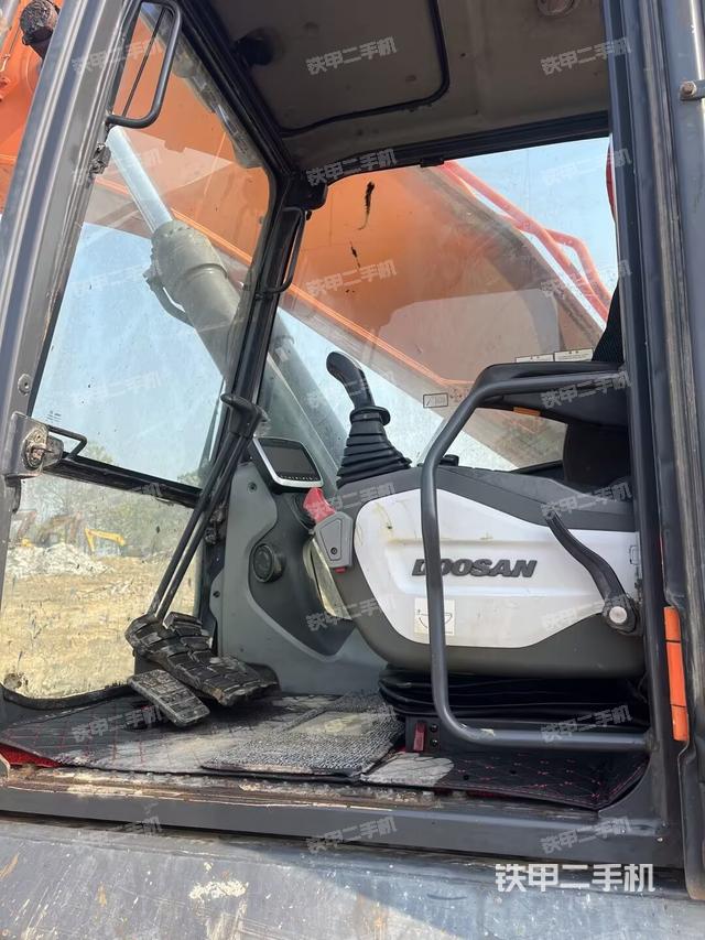 駕駛室整體（整機外觀）