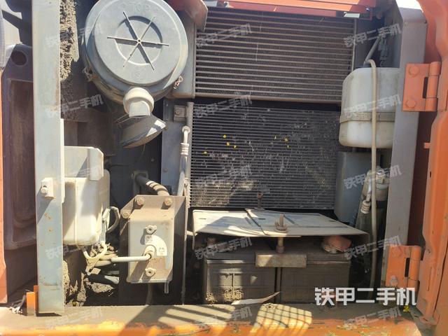 散熱器正面(大件艙室) 散熱器正面(大件艙室)