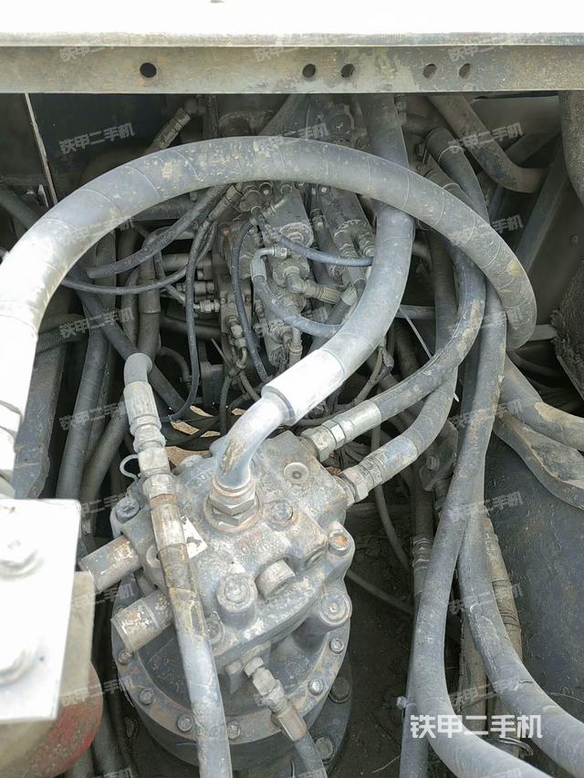 回轉(zhuǎn)馬達(dá)和主控閥(整機(jī)外觀) 回轉(zhuǎn)馬達(dá)和主控閥(整機(jī)外觀)