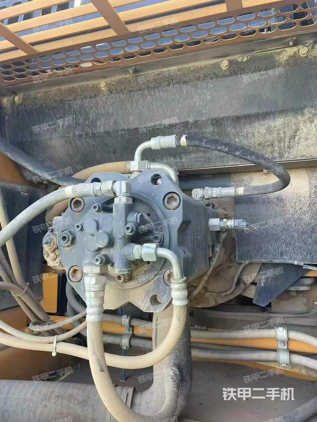 液壓泵艙室正面整體(整機外觀) 液壓泵艙室正面整體(整機外觀)