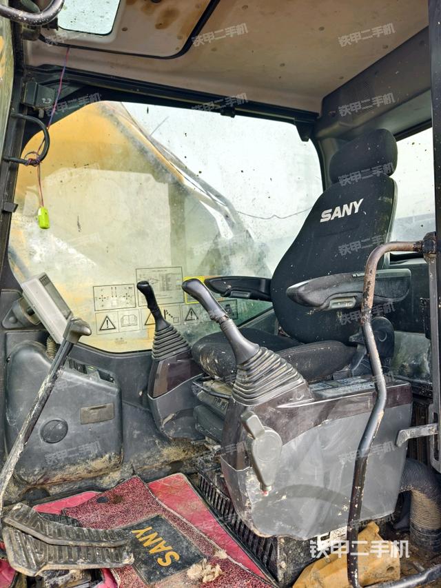 左后方玻璃角標(biāo)（駕駛室部分）