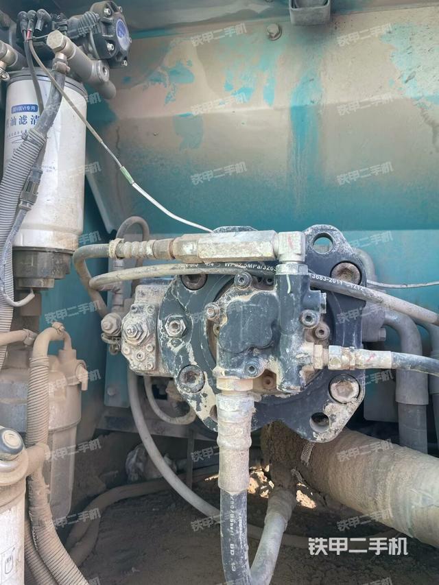液壓泵艙室正面整體(整機外觀) 液壓泵艙室正面整體(整機外觀)