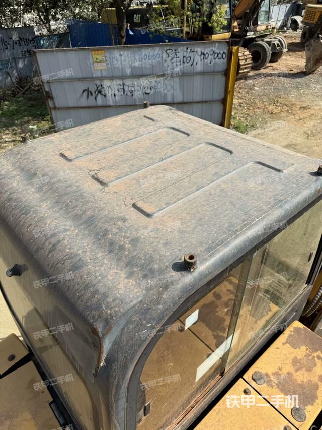 駕駛室頂部(整機(jī)外觀) 駕駛室頂部(整機(jī)外觀)
