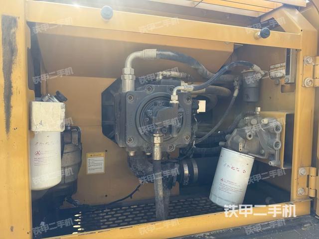 液壓泵艙室正面整體（整機外觀）