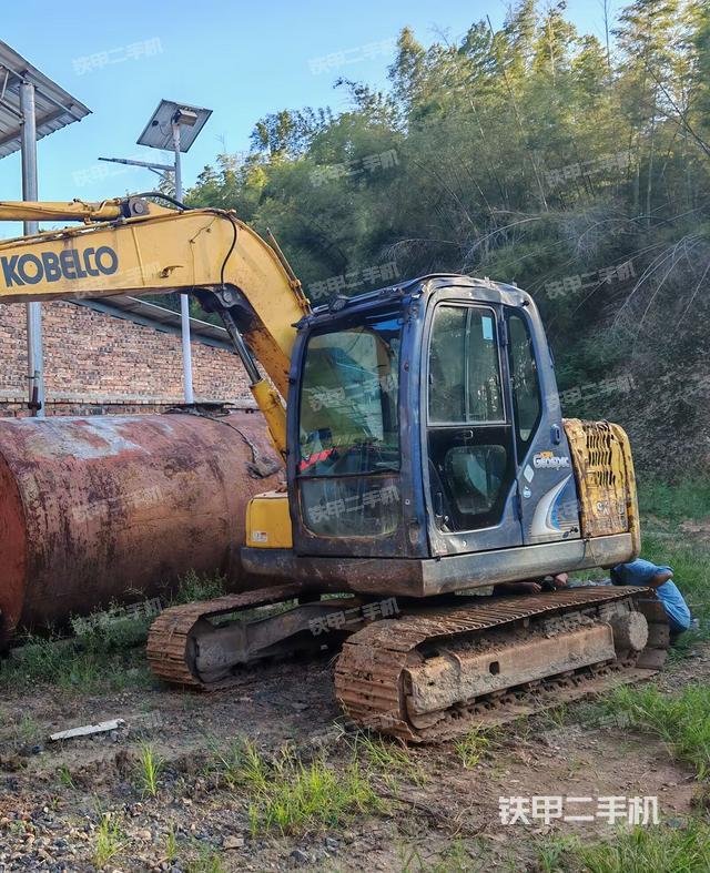 駕駛室頂部(整機(jī)外觀) 駕駛室頂部(整機(jī)外觀)