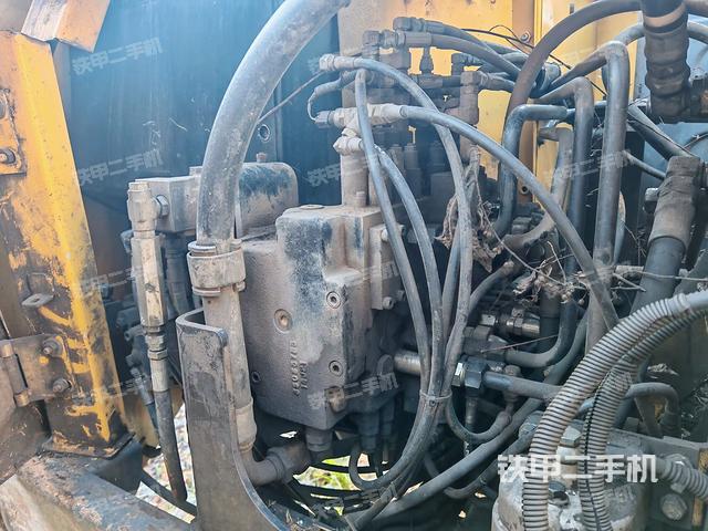 回轉(zhuǎn)馬達(dá)和主控閥(整機(jī)外觀) 回轉(zhuǎn)馬達(dá)和主控閥(整機(jī)外觀)