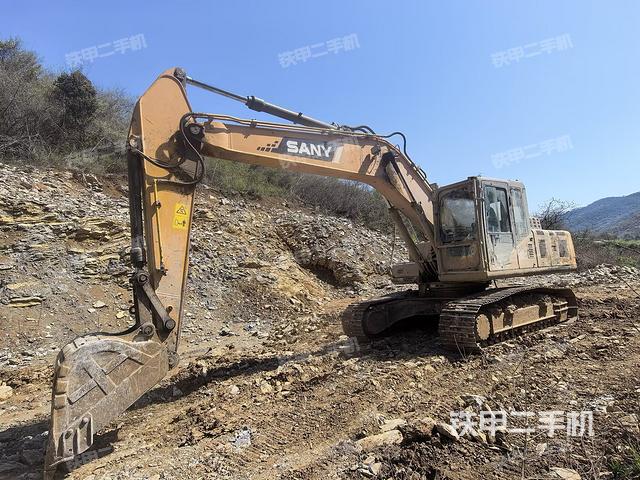 三一重工SY215C挖掘机的设备实拍-第1张实拍照片