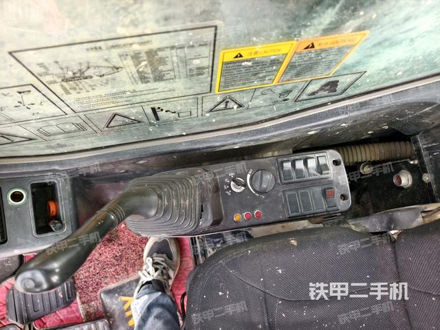 座椅右側(cè)控制臺/鑰匙門/油門/含右手柄（駕駛室部分）