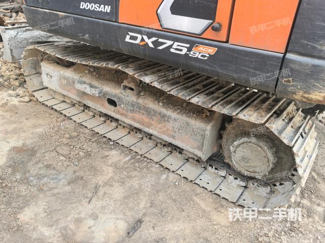 左側(cè)履帶整體?(行走機(jī)構(gòu)) 左側(cè)履帶整體?(行走機(jī)構(gòu))