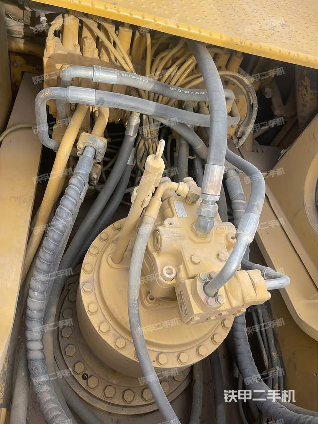 回轉(zhuǎn)馬達(dá)和主控閥（整機(jī)外觀）