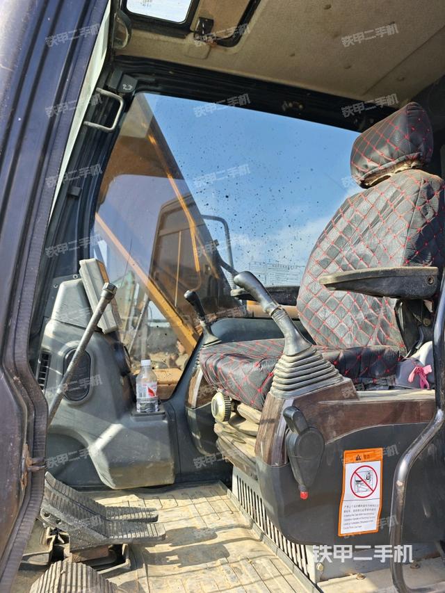 駕駛室整體(整機外觀) 駕駛室整體(整機外觀)