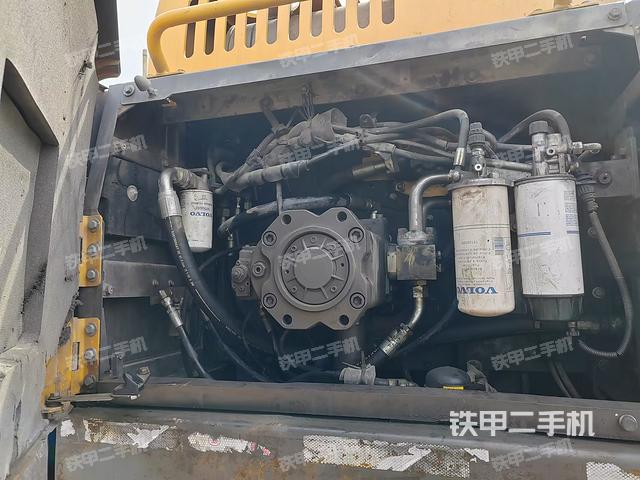 液壓泵艙室正面整體（整機(jī)外觀）