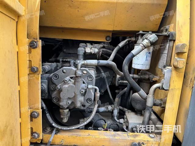 液壓泵艙室正面整體（整機(jī)外觀）