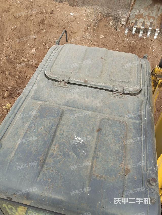 駕駛室頂部(整機(jī)外觀) 駕駛室頂部(整機(jī)外觀)